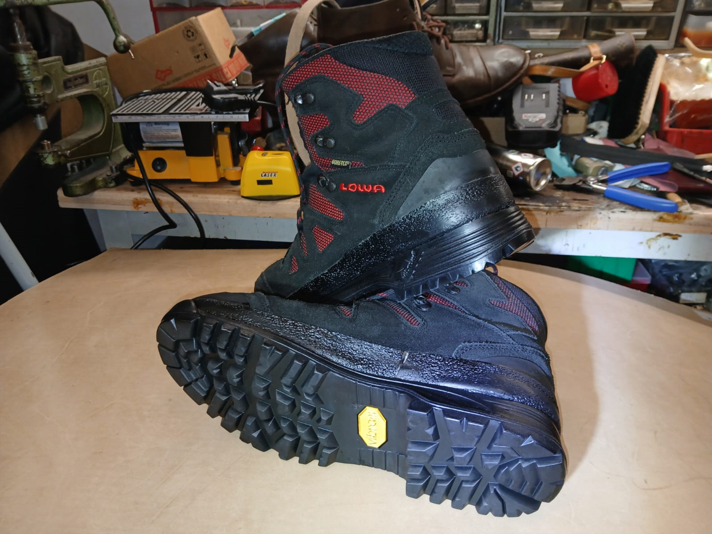 Wanderschuhe-Boden reparieren